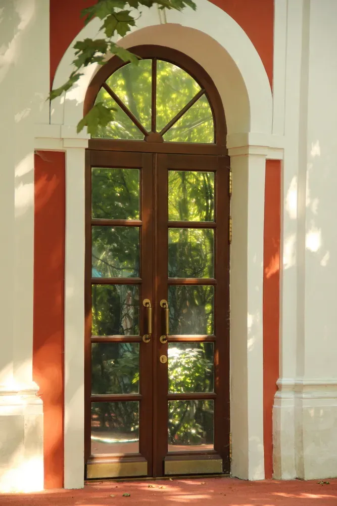 двери для коттеджа, из лиственницы, арочное